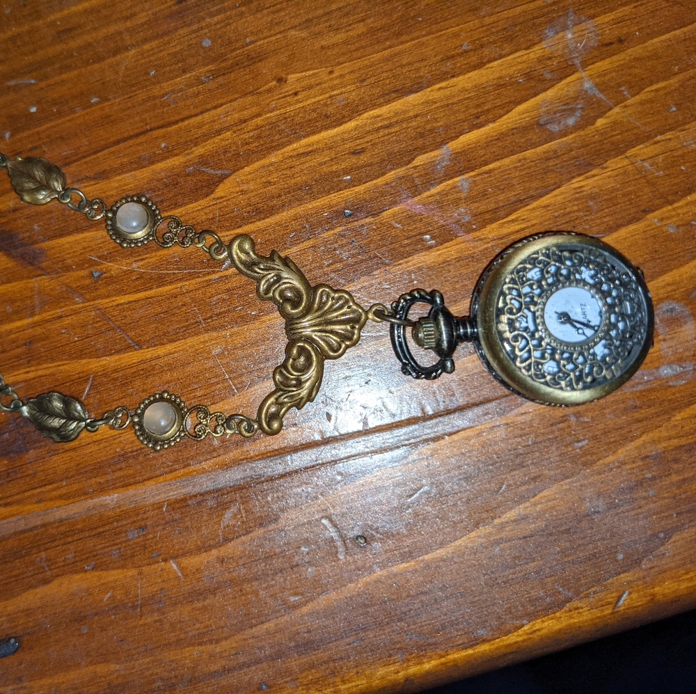 Pocketwatch necklace, and 2 Disney hair bows - Picture 3 of 5
